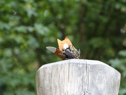 Gebastelter Fuchs auf Baumstamm