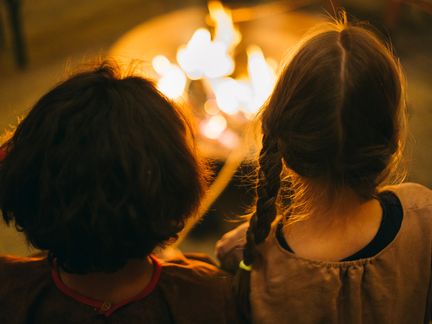 Zwei Kinder an der Feuerschale