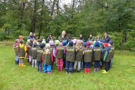 Umweltpädagogin mit Kindergruppe um sich