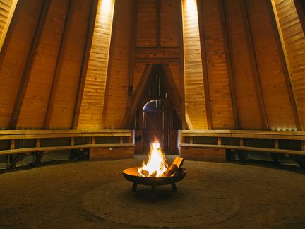 Feuerschale in einer Holzhütte