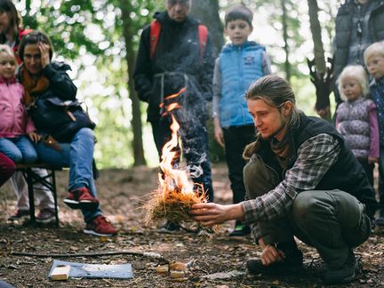 Mann macht Feuer ohne Streichholz
