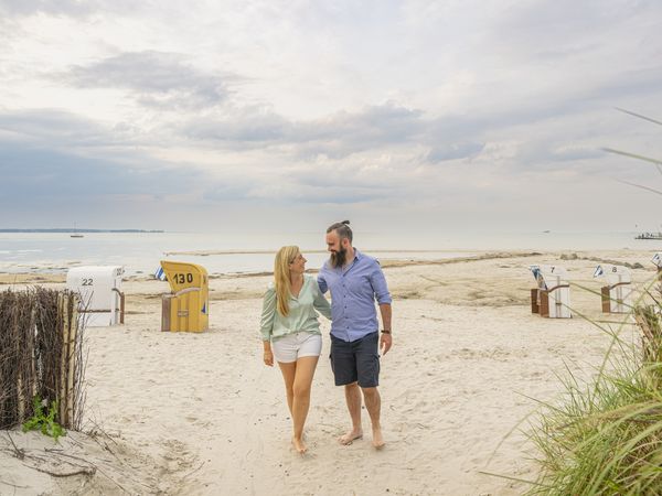 Paar am Strand in Stein - Probstei